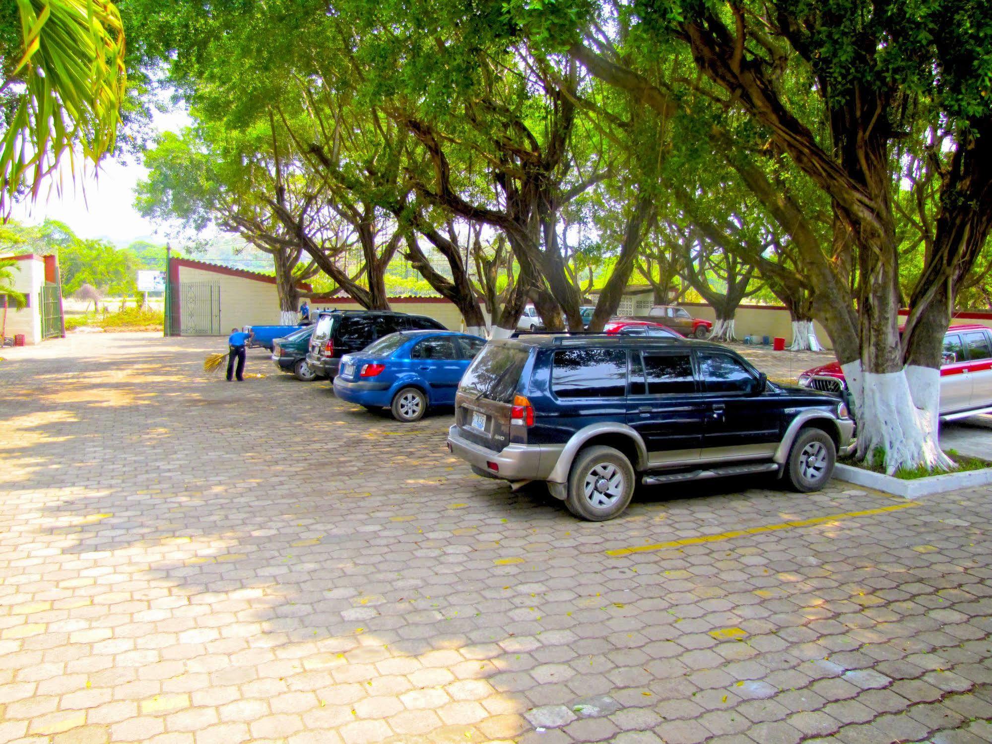 Tropiclub Playa El Cuco Hotel Exterior photo